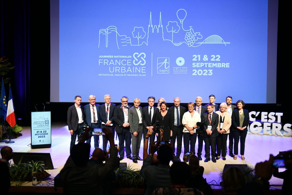ChristopheBechu's tweet photo. #JNFU2023 | A Angers, devant les élus des métropoles et des grandes villes de France, je suis venu porter un message. 

Les territoires, j’en ai la conviction, sont le laboratoire des solutions et seront décisifs dans la planification écologique. 

C’est une force sur laquelle notre pays doit s’appuyer à la hauteur des défis auxquels nous devons répondre : émeutes, crise de l’eau, vagues de chaleur, décentralisation du logement, ou encore l’adaptation de vos villes au réchauffement climatique. 

L’Etat est, et continuera d’être à vos côtés, non de façon verticale, mais à l’écoute de vos propositions, dans la co-construction, et en soutien de vos projets.