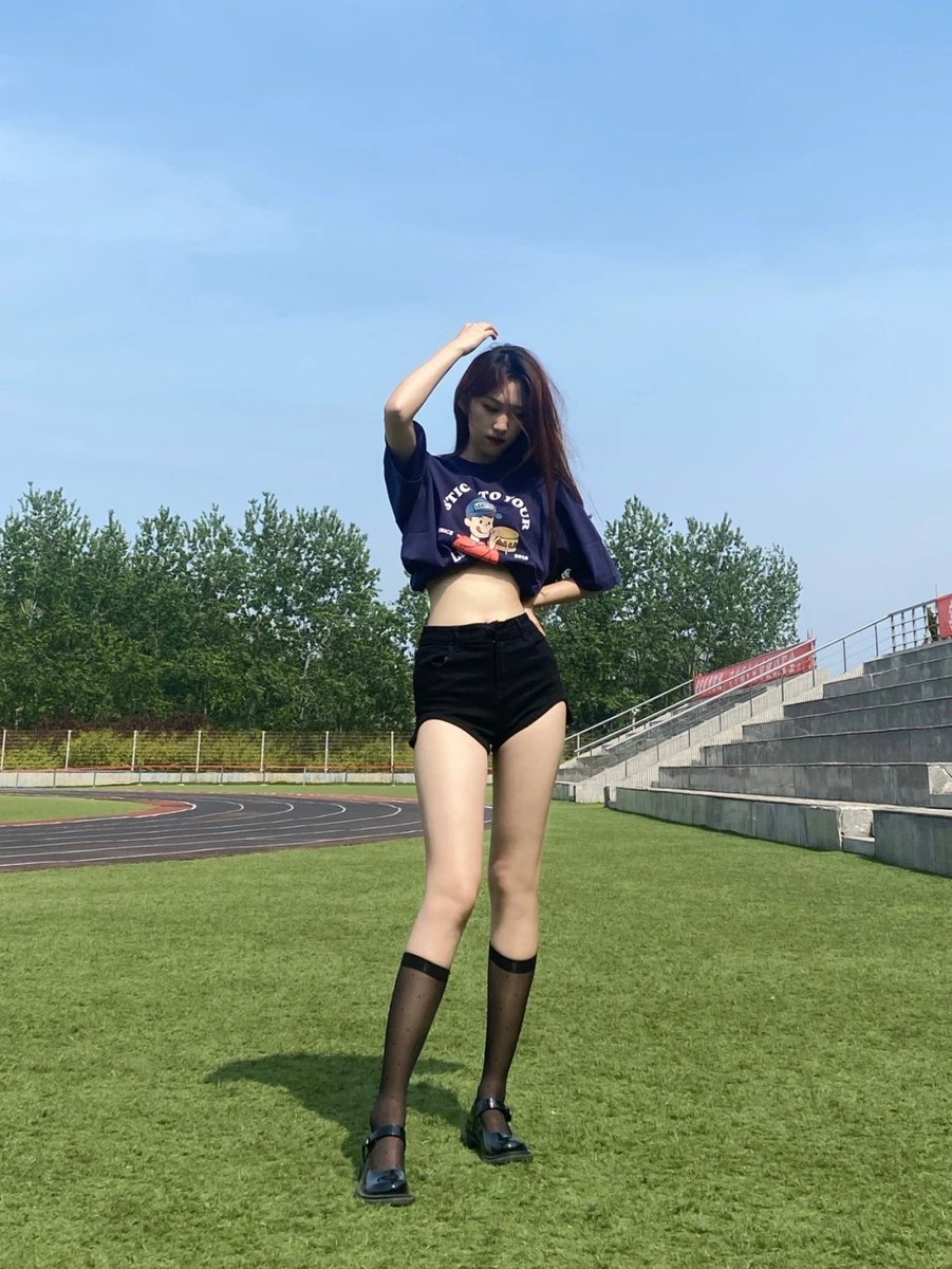 idbkdbdjdj's tweet photo. 主人的任务：在操场上拍情趣内衣 https://t.co/k0stuGKPQd