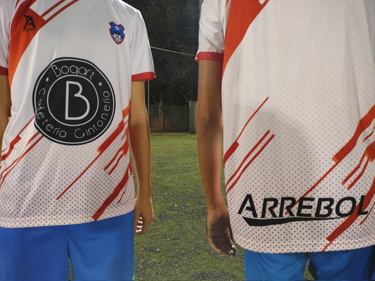 Durante el calentamiento el equipo juvenil está estrenando las camisetas de entrenamiento donadas por <a href="/CafeteriaBogart/">Gin' Bogart</a> y Arrebol.

¡Gracias por colaborar con el fútbol base!