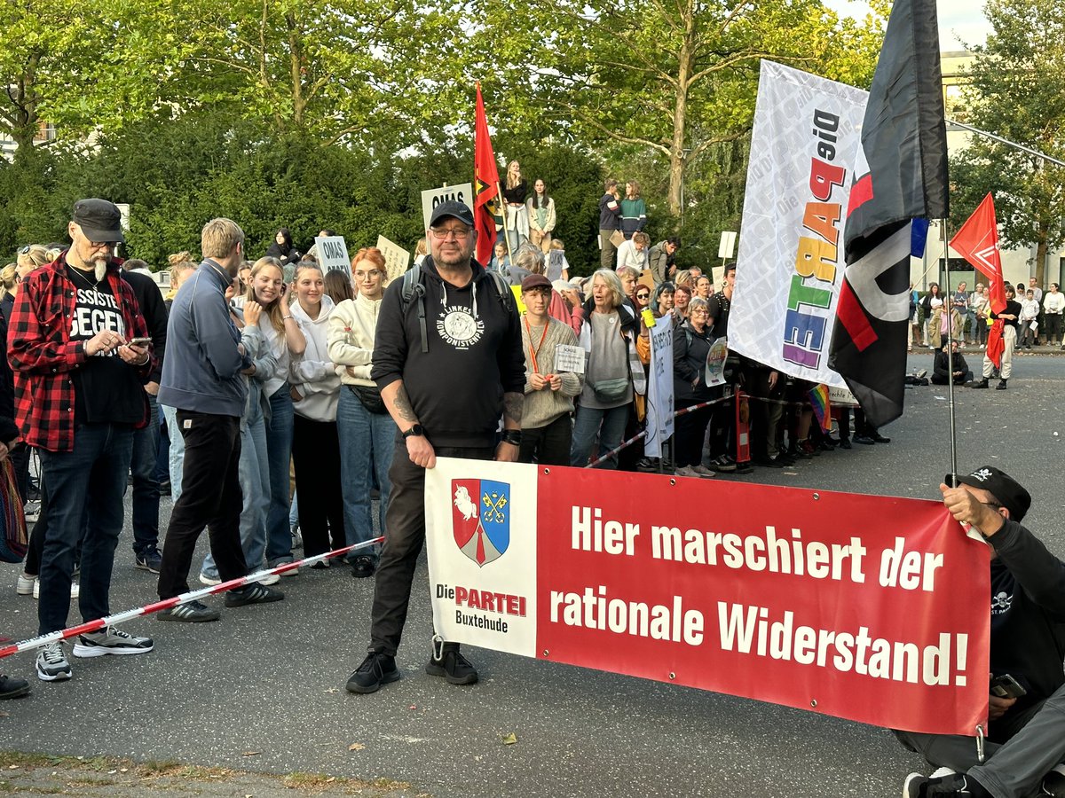 #wirsindmehr, als die #fckafd! 500 Menschen demonstrieren gegen die Veranstaltung der #noAfD im Schulzentrum Süd in #Buxtehude. Der „Gastgeber“ hat selbst nicht mehr als drei Dutzend Leute für die Veranstaltung begeistern können (inkl. Redner*innen).