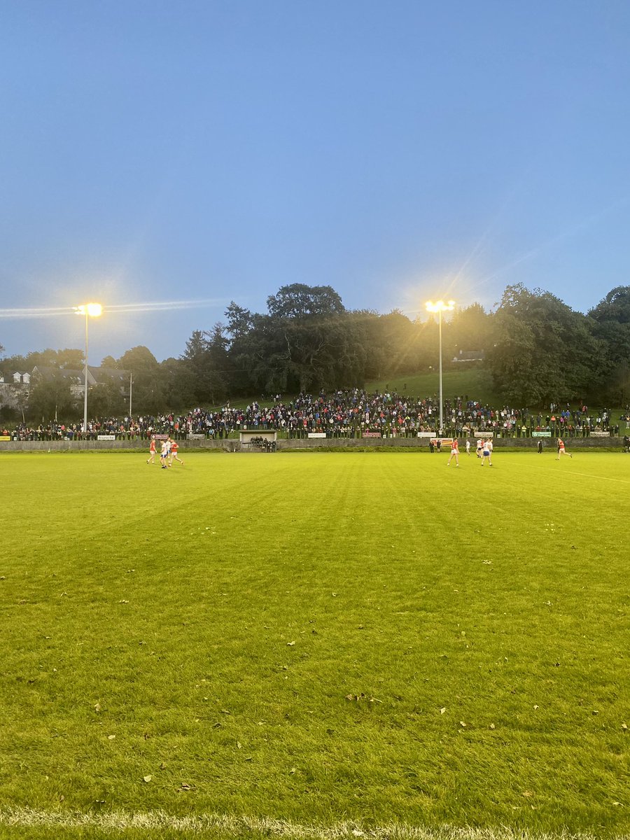 Friday night lights in the Castle Grounds with a packed hill for the @OfficialCorkGAA PIFC quarter-final @UibhLaoireGAA v @GAACillnaMartra