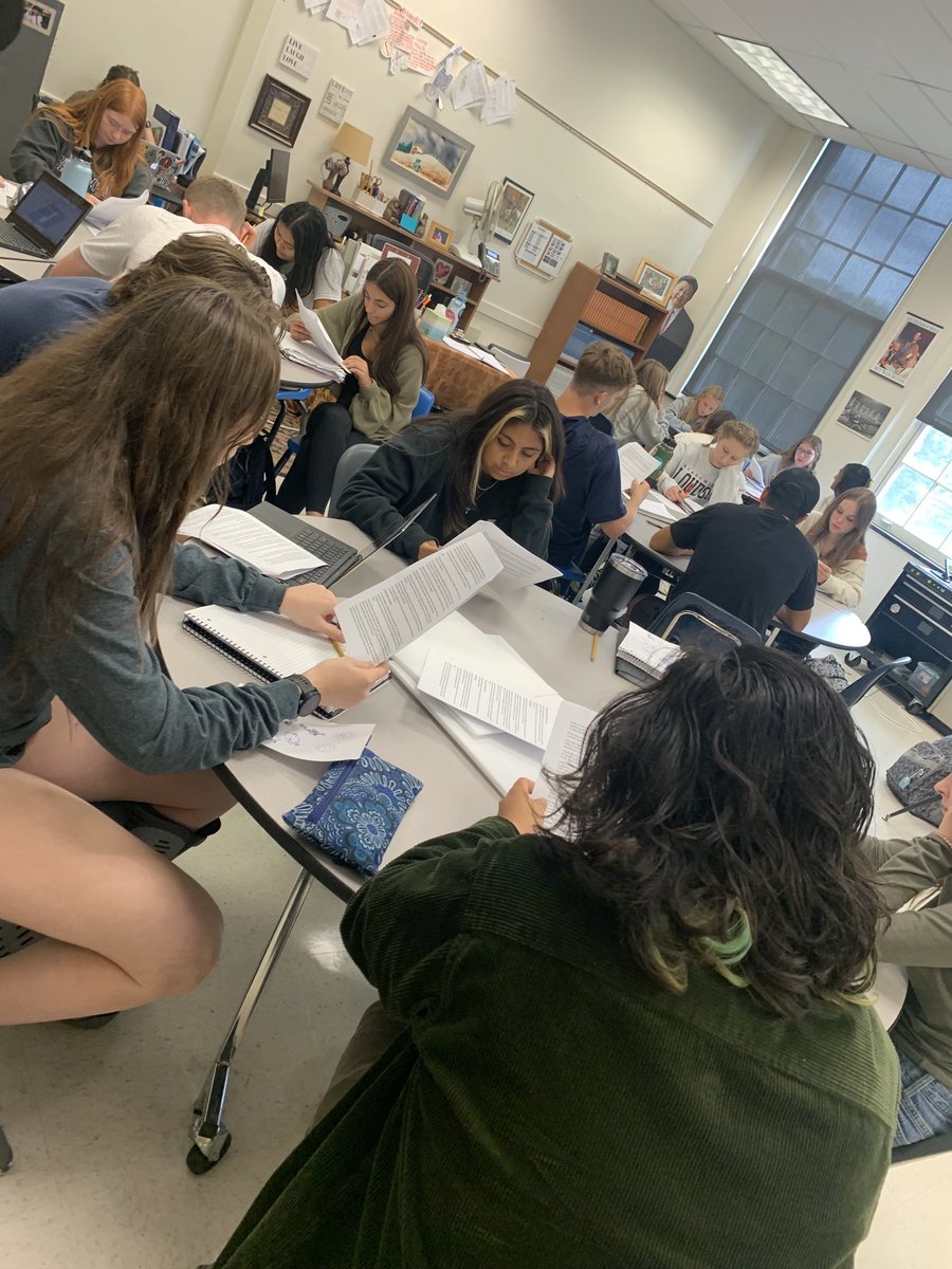 Ms. Gill’s AP students incorporate partner reading and summary strategies to create a list of pros/cons from their assigned portion of text about The Brexit. ⁦<a href="/LCPSOfficial/">LCPS News</a>⁩ ⁦@calderonexc⁩