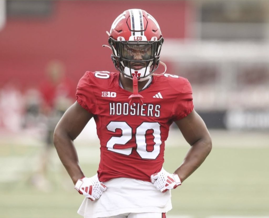 richoffye's tweet photo. The best safety in CFB No one talks          about

                   LOUIS MOORE STATS

vs ohio state - 6 solo tackles 1 pd 

vs indiana state - 5 tackles (mickey mouse game)

vs Louisville - 7 tackles 3 ast 

Give me another safety putting up
                       These #’s https://t.co/rH2ZnnxldP
