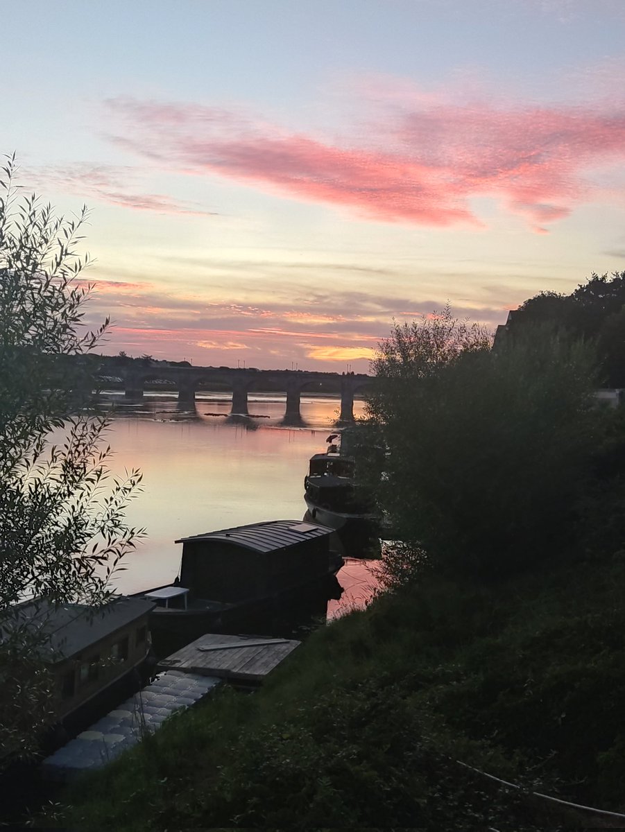 Saumur 
#landscape #walking #marche #nature #photooftheday #magnifiquefrance #sunsetphotography #sunset #saumur #maineetloire #beautifulfrance #France #laloire #coucherdesoleil