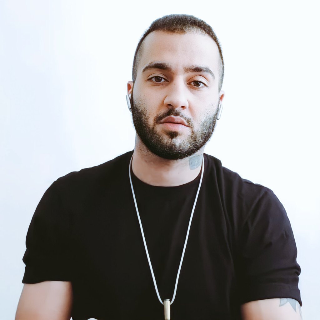 پسر ایران نزدیک به یک ساله که تو انفرادیه چون صدامون بود و سکوت نکرد. ازش بنویسیم. وضع جسمی خوبی نداره و نیاز به درمان فوری داره.
#توماج_صالحی