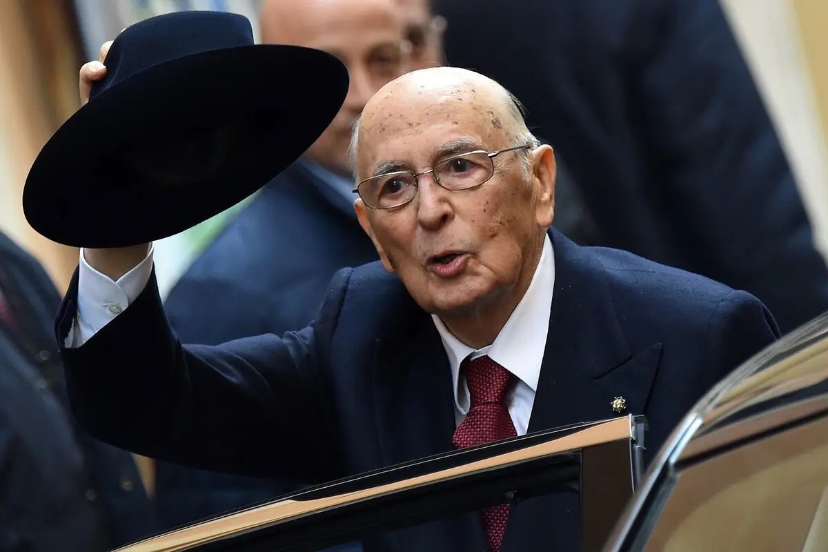 Ha attraversato la storia senza mai subirla. 
E ha sempre avuto il coraggio e la capacità di scegliere e di assumersi la responsabilità. 
Anche nei momenti più difficili.
Addio Presidente emerito 
Le mie condoglianze alla famiglia  #Napolitano