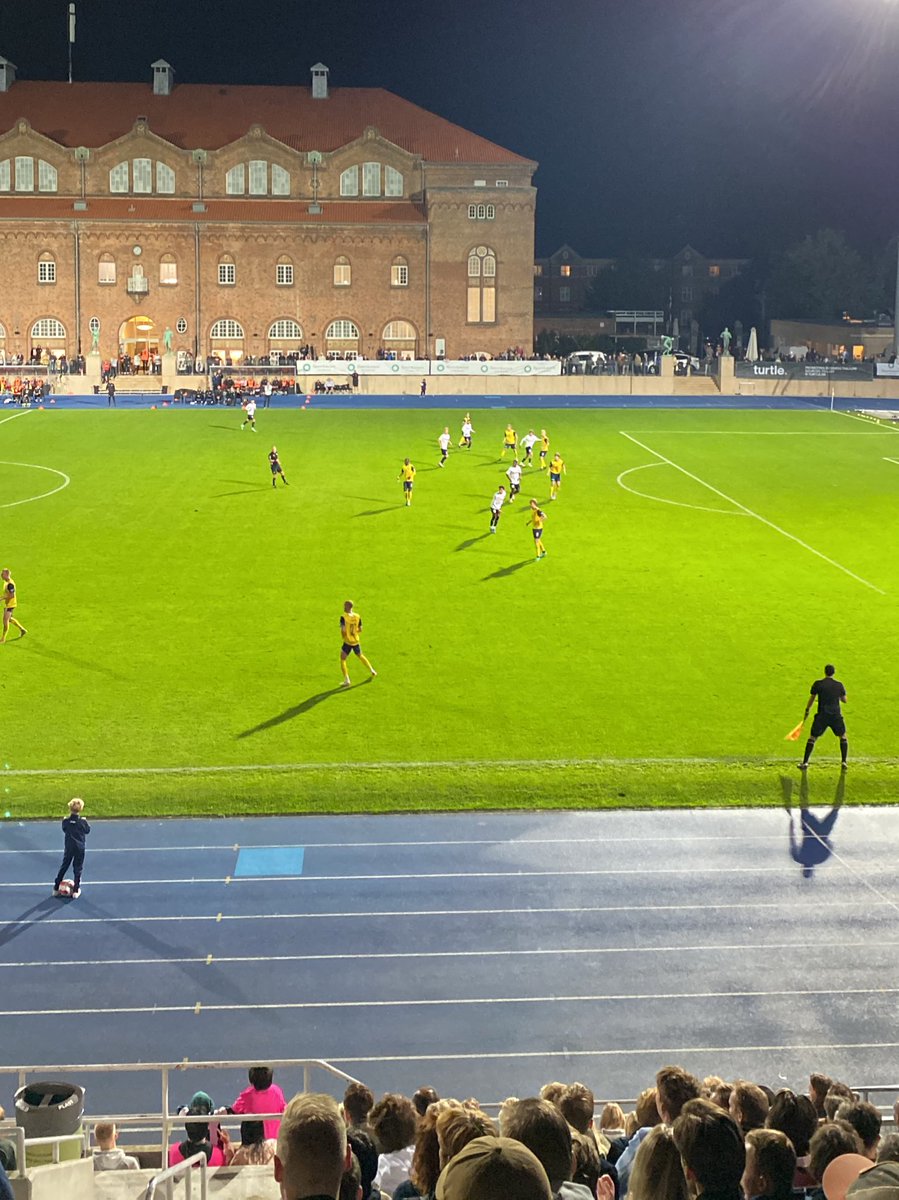 niels1526's tweet photo. 1876 tilskuere på Østerbro Stadion en fredag aften til bold i 1. Division! Det er godt nok imponerende og fortæller lidt om, hvor vilde folk er blevet med at komme ud på diverse stadions og se fodbold. #1divdk #1divisiondk #b93hobro https://t.co/tArXPm61Ja