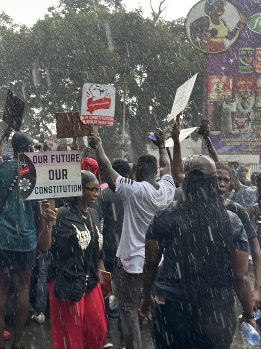 DidiJollof's tweet image. Big thanks to @6_lashes and @Kobby_snoop1 who went above and beyond to help us deliver food through the rain to our resilient protestors! Your dedication and selflessness are truly inspiring. Thank you for making a difference! 🌧️🙌