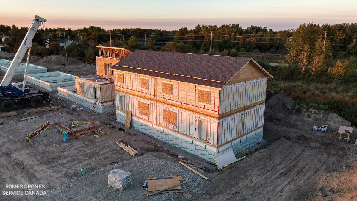 Progress! The first set of staff housing, part of our hospital redevelopment project, is going up in Moosonee.

#OnPoli <a href="/InfraOntario/">Infrastructure Ontario</a> <a href="/ONThealth/">Ontario Ministry of Health</a> #IndigenousHealth