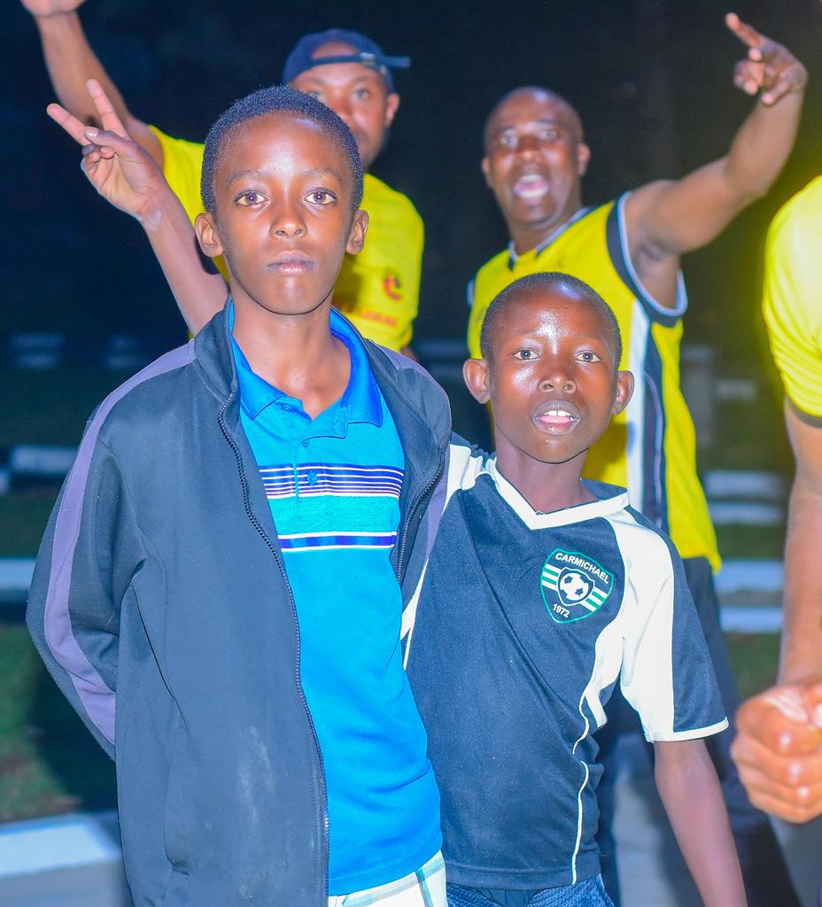 Abakorerabushake mu Murenge wa Muhoza Twifatanyije nabaturage bo Mukarere ka Musanze muri Musanze Night Run Event,
Join hands with neighbors, friends, and fellow Rwandans in a celebration of community and diversity in the today's night run. #VisitRwanda #VisitMusanze