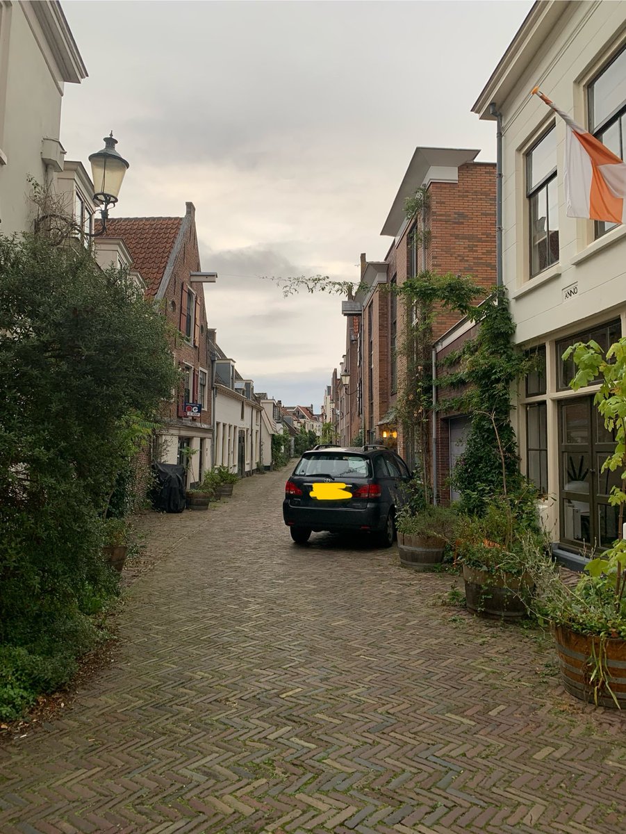 Wimzegt's tweet photo. Hé voor die garage is nog een plekje! Daar kan ik mijn auto in de #autoluwe binnenstad @Gem_Amersfoort wel even ‘dumpen’ Hoe asociaal kun je zijn om een uitrit (en een deel van de straat) te blokkeren? https://t.co/nGDaki8J8e