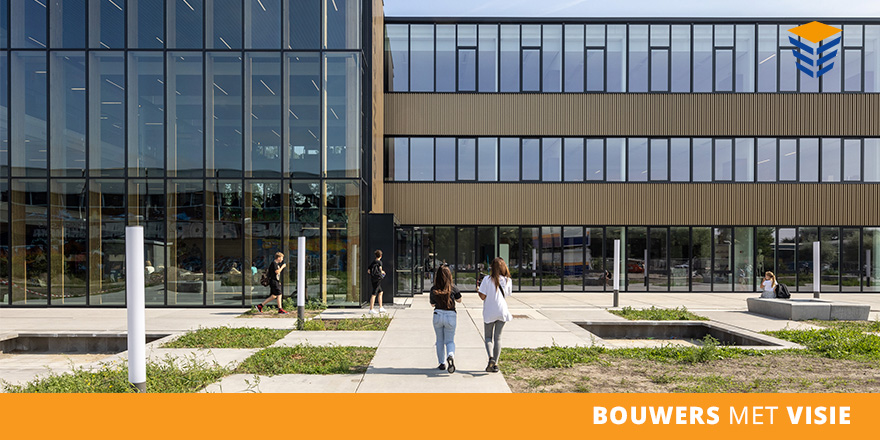 OPGELEVERD | Onlangs is naar grote tevredenheid van de opdrachtgever Hevo en de gebruiker Coenecoop Collega nieuwe school in Waddinxveen opgeleverd.
Wij kijken terug op een fijne bouw &amp; samenwerking en wensen het CoenecoopCollege veel werk-en leerplezier toe in hun nieuwe gebouw!