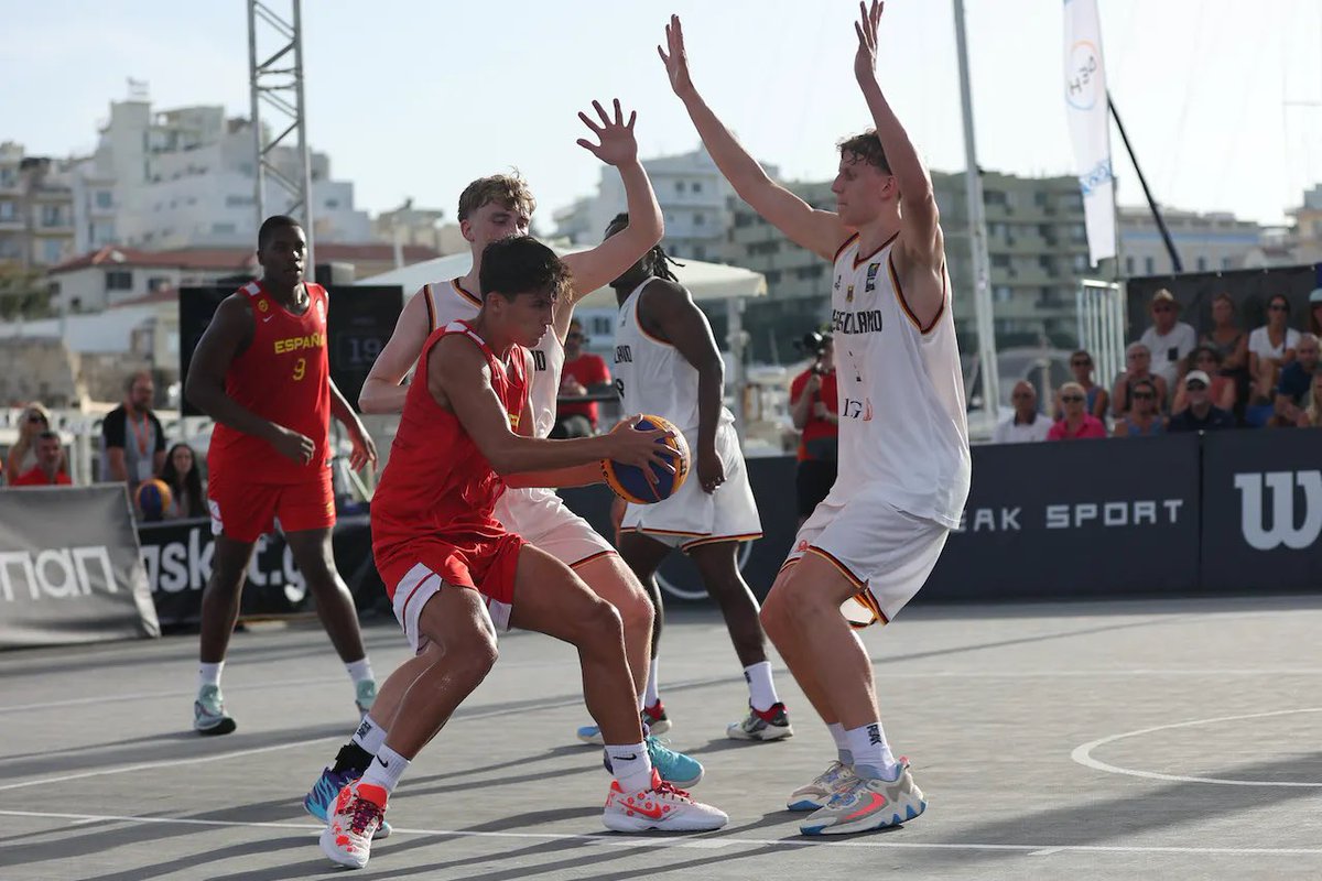 uemataro's tweet photo. 🔥 CLASSIFICATS pels 𝟭/𝟰 de FINAL del #3x3U17Europe!

✅ 2 de 2 a la Fase de Grups i directes cap als 1/4 de final de l’EUROPEU de 3x3 a Heraklion, 🇬🇷!

🔜 En Coco i la #U17M buscaran un lloc a les SEMIFINALS!
👀 Diumenge 🆚 Irlanda🇮🇪!

#somgrocs💛💜 https://t.co/ILPBDC6HZK