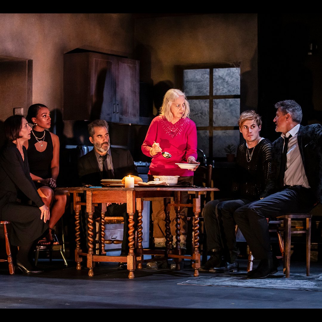 👻 Last chance to get your tickets for #MurderInTheDark and treat yourself to this spine-chilling ghost story, turned psychological thriller!

👉 The last two shows this Saturday: ☀️2.30pm &amp;🌙 7.30pm
🎟️ Book now and don't miss out: yorktheatreroyal.co.uk/show/murder-in…

📷 Pamela Raith