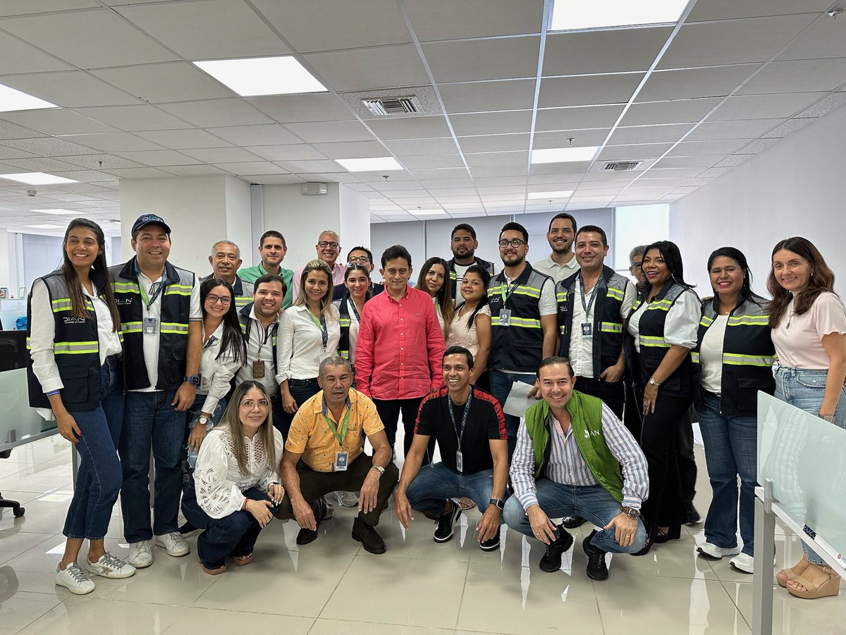 luiscrh's tweet photo. Jornadas de trabajo ayer y hoy en la dirección seccional de impuestos de Barranquilla, preparándonos como en todo el país para la nueva plataforma web, la ampliación de planta, y el fortalecimiento tanto del servicio al ciudadano como de la lucha contra la evasión. https://t.co/FF9gocZnFI