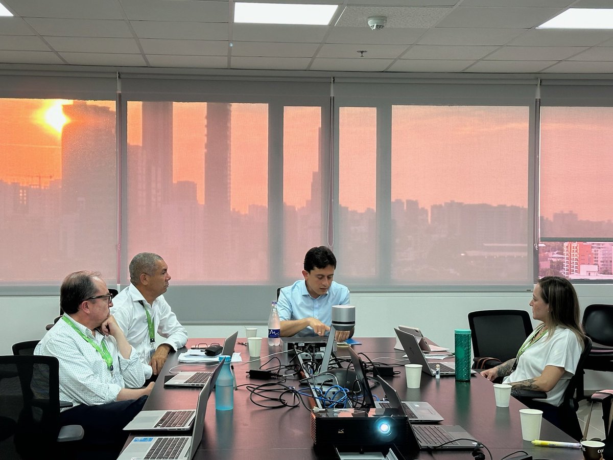 luiscrh's tweet photo. Jornadas de trabajo ayer y hoy en la dirección seccional de impuestos de Barranquilla, preparándonos como en todo el país para la nueva plataforma web, la ampliación de planta, y el fortalecimiento tanto del servicio al ciudadano como de la lucha contra la evasión. https://t.co/FF9gocZnFI