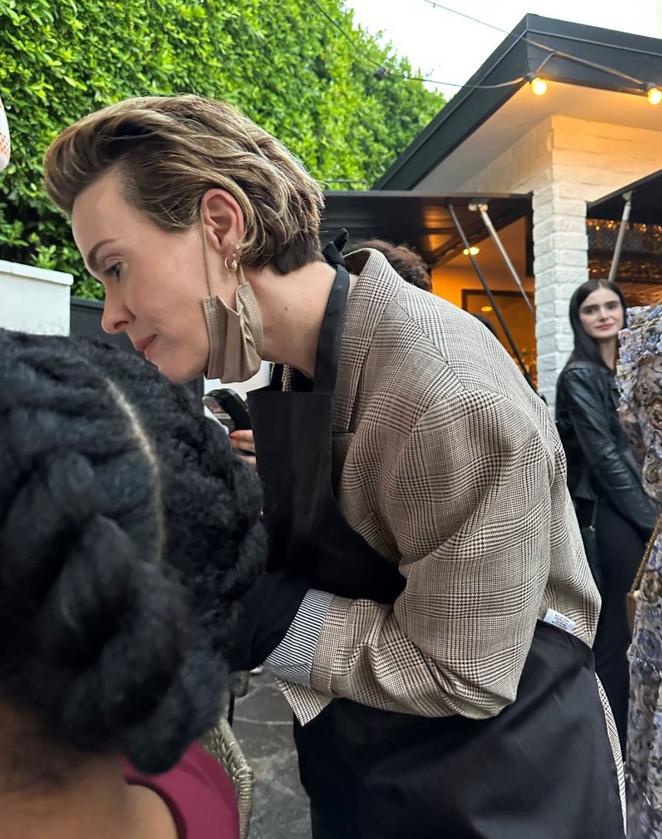 sarahpaulsbean's tweet photo. pov: sarah paulson’s your waitress, wyd? https://t.co/kiTwKDb6kg