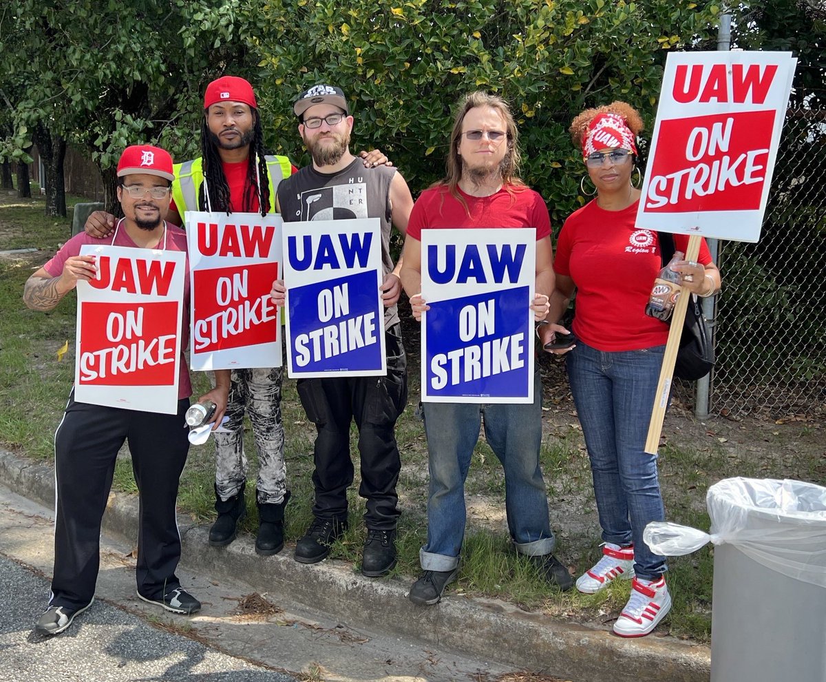 UAW is on strike in ATL!⚙️🪧💪 🌹

Solidarity with the thousands of UAW workers on strike for better pay, an end to 2-tier jobs, and a just transition to electric vehicles! 🌱 

Solidarity forever! ⚡️🌹#StrikeReady