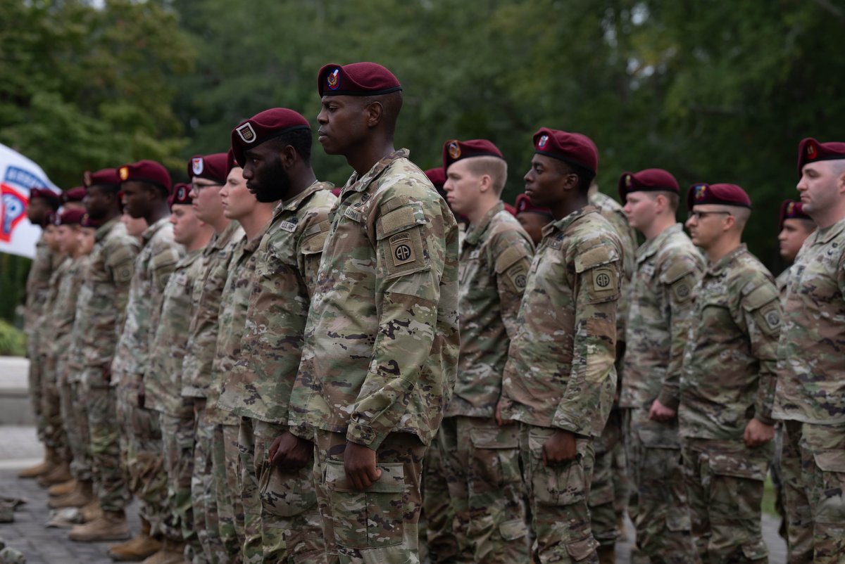 82ndABNDiv's tweet photo. Today the newest members to the team completed the Airborne Integration Course and took part in the ceremonial affair. Congrats &amp; welcome to the greatest fighting force on the planet, Airborne All The Way!
#AATW #AIC #ParatroopersFirst #TransformTheDivision https://t.co/47GXlgkuUT