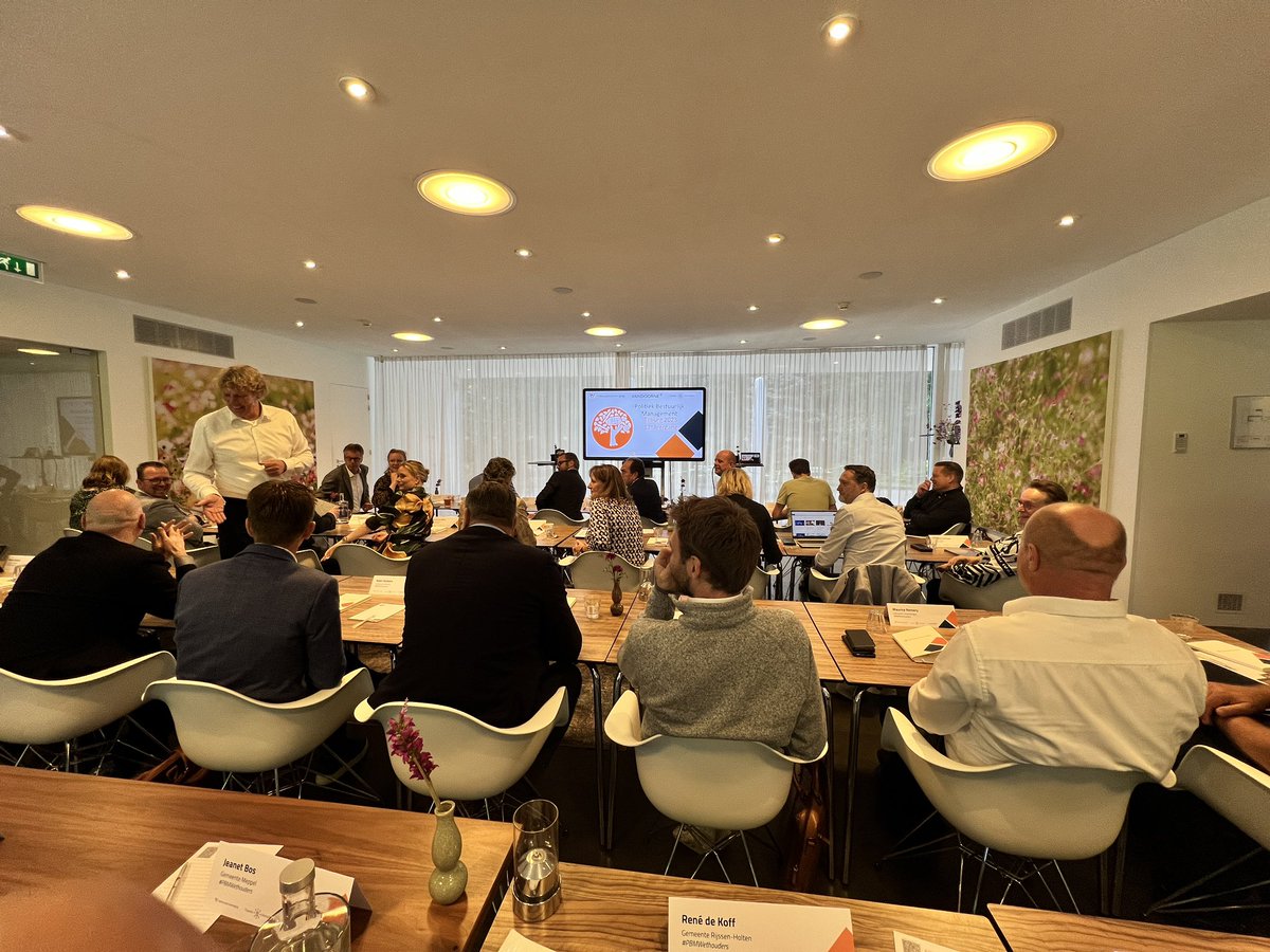 renedekoff's tweet photo. Vandaag gestart met de Post-HBO niveau Leergang Politiek Bestuurlijk Management in Tilburg. Goed om als bestuurder jezelf te blijven ontwikkelen. Interessante en leerzame colleges gehad die ontwikkeld zijn door @VanDoorne @TilburgU @Wethouders #PBMwethouders https://t.co/dP43IH2uZL