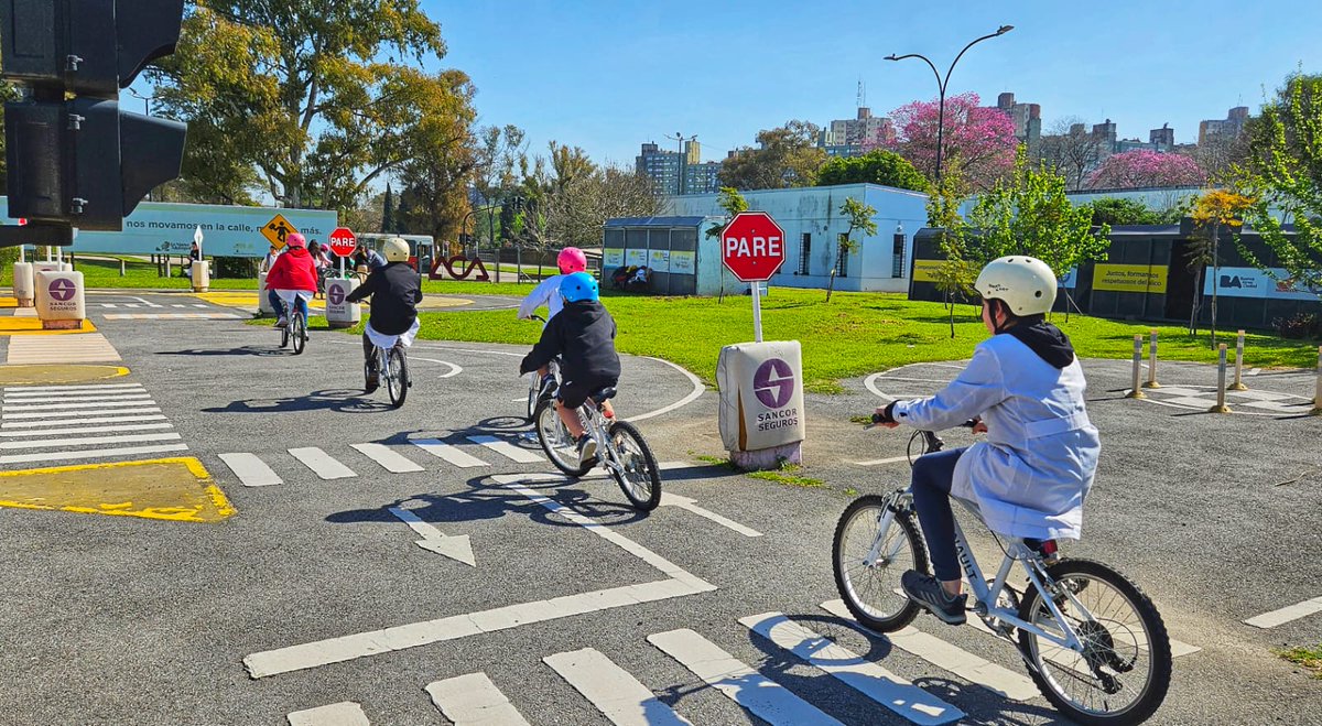 AngieGPizarro's tweet photo. Celebrando el #díamundialsinauto, la Escuela Primaria 17 D.E. 8 recorrió a pie y en bici el Parque Vial, para conocer las diversas maneras de desplazarnos por la vía pública y las señales de tránsito. 
¡Gracias @Pablo_La_Spina y @DaniVMiranda por acompañarnos en esta jornada! https://t.co/9M49ZjqMbA