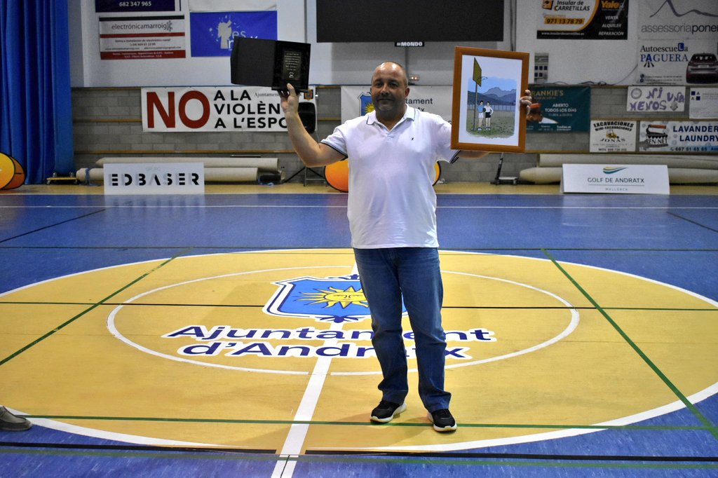 🖼️ Entrega de dos nous reconeixements als 'Indispensables del Bàsquet Balear' al descans del primer partit del Trofeu Eivo TV Illes Balears 

👏🏻 Óscar González <a href="/ciutatdinca/">Bàsquet Ciutat d’Inca</a>
👏🏻 Guillermo Covas <a href="/cbAndratx1985/">Club Baloncesto Andratx</a>

#IllesDeBàsquet