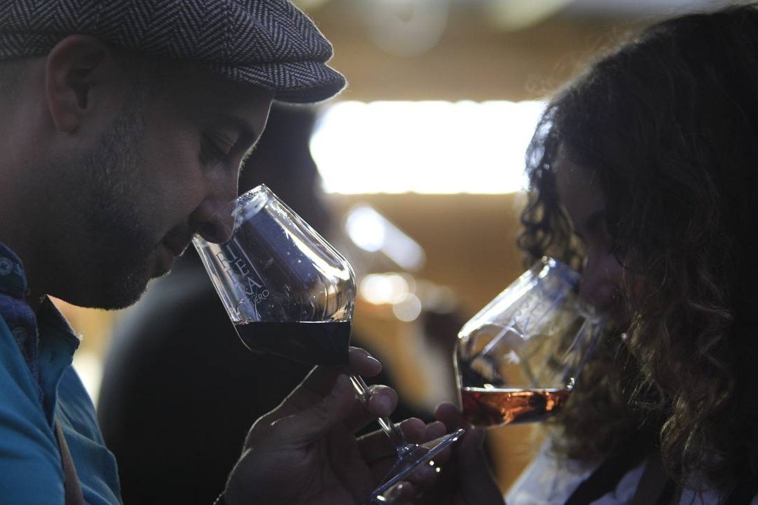 DORibera's tweet photo. Qué tendrá el mundo del vino que te atrapa de manera inevitable.

Qué tendrá esta tierra y el #espírituRibera 🍷 https://t.co/b4N42wlSPz
