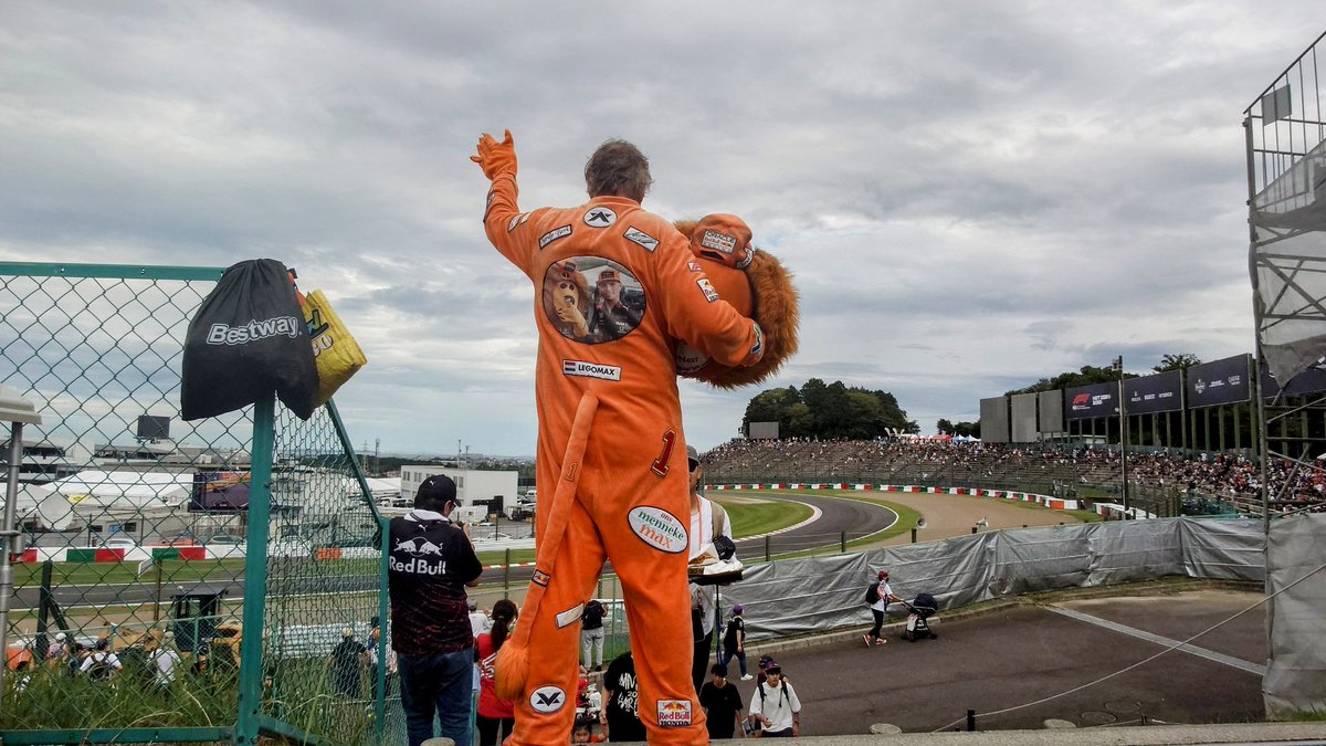 RyotaF1Team's tweet photo. 自分の前をマックスが通るたびに手を挙げて応援する
カッコいい🦁 https://t.co/EiIU5yT32L