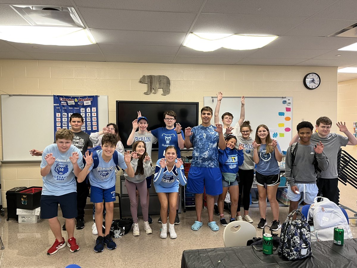Bears enjoying pizza &amp; community on this Double Blue Friday! Lots of great life skills, social opportunities, and FUN! @CoachGunn33 <a href="/Todd_spinner/">OlentangyBerlinBears</a>