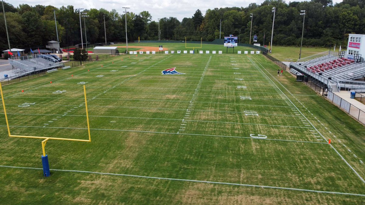 HAPatriotSports's tweet image. Ladies and Gentleman, the new @HAPats_FB C.L. Mitchell midfield logo♥️💙‼️ 

Painted by Mr. Mike Bogue
Drone Shot by @hapatsbanner /@HAPats_FB player Riley Almeda
Edited by @HASportsNet’s @LathanDunbar