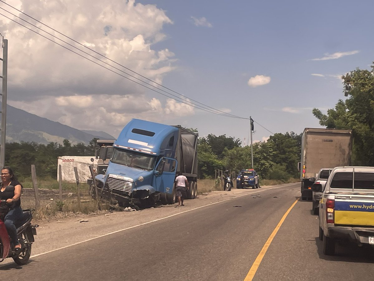 leolozza's tweet photo. Accidente Km 119 Teculutan, zacapa @prensa_libre @Noti7Guatemala https://t.co/DIFRpTnDSL
