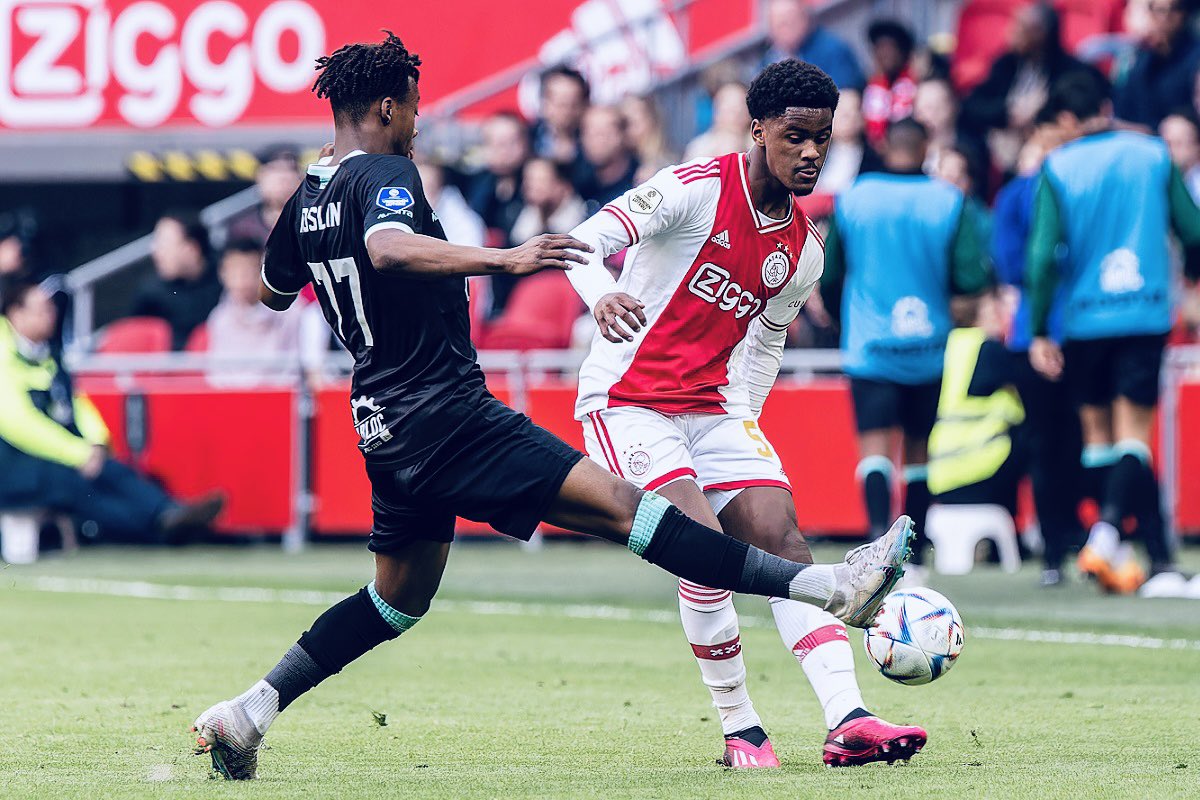 Ben_Mattinson_'s tweet photo. Jorrel’s football IQ is of the highest calibre. Breaking lines with his passing, Hato opens-up defences and slices through their pressing structure to advance attacks. He’s a very progressive player who oozes composure on the ball. https://t.co/2vugUOwFNq