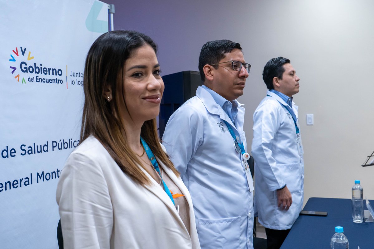 HGMonteSinai's tweet photo. #NuestroTrabajoContinúa | Con una emotiva ceremonia, internos de medicina de la @UdeGuayaquil recibieron la investidura del mandil 🥼.
El acto simbólico marcó el inicio de sus carreras y su compromiso de ejercer la profesión respetando la dignidad y derechos de sus pacientes. https://t.co/u8ErZu6Jhh
