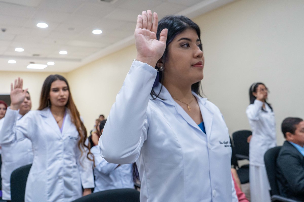 HGMonteSinai's tweet photo. #NuestroTrabajoContinúa | Con una emotiva ceremonia, internos de medicina de la @UdeGuayaquil recibieron la investidura del mandil 🥼.
El acto simbólico marcó el inicio de sus carreras y su compromiso de ejercer la profesión respetando la dignidad y derechos de sus pacientes. https://t.co/u8ErZu6Jhh