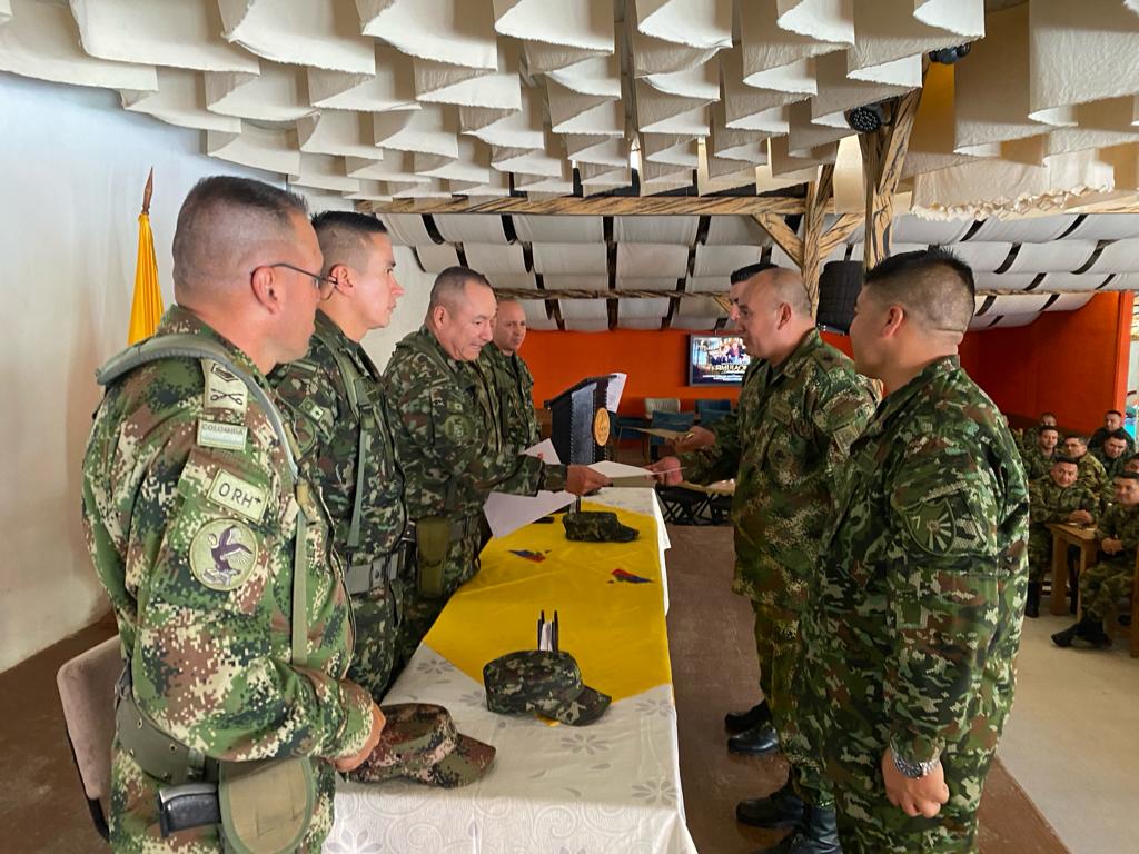 Ejercito_Div7's tweet photo. En ceremonia presidida por nuestro cdte #GeneralMurillo, 59 suboficiales finalizaron en las instalaciones del Grupo de Caballería Juan del Corral, en Rionegro, Ant., el curso de competencias profesionales para ascender al grado de sargento primero del Ejército. ¡Felicitaciones! https://t.co/MyIsdtaBkm