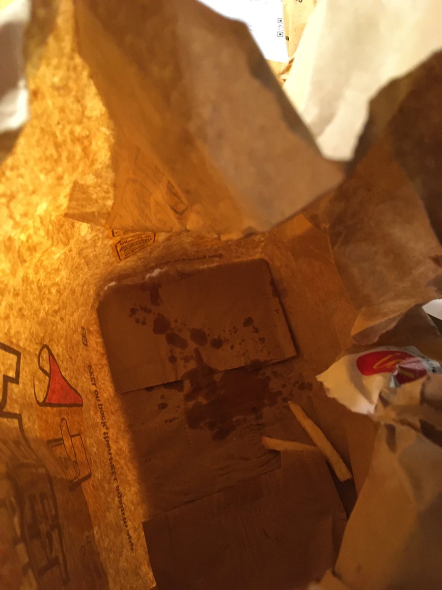 annabelcleare's tweet photo. @McDonaldsUK  allegedly THIS is a large fries!!!! What a SCAM. Ordered via @Deliveroo from your 0722 store. https://t.co/HyCXe6mQ47