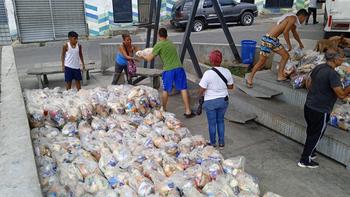 #22Sep || <a href="/LogicasaOficial/">LOGICASA OFICIAL</a> continúa impulsando el Plan Nacional de Distribución de Alimentos orientado por el #Minppal en todos los rincones de la Patria, en el marco del método revolucionario del 1x10 del Buen Gobierno y las 3R.Nets.
#ElEsequiboEsDeVenezuela