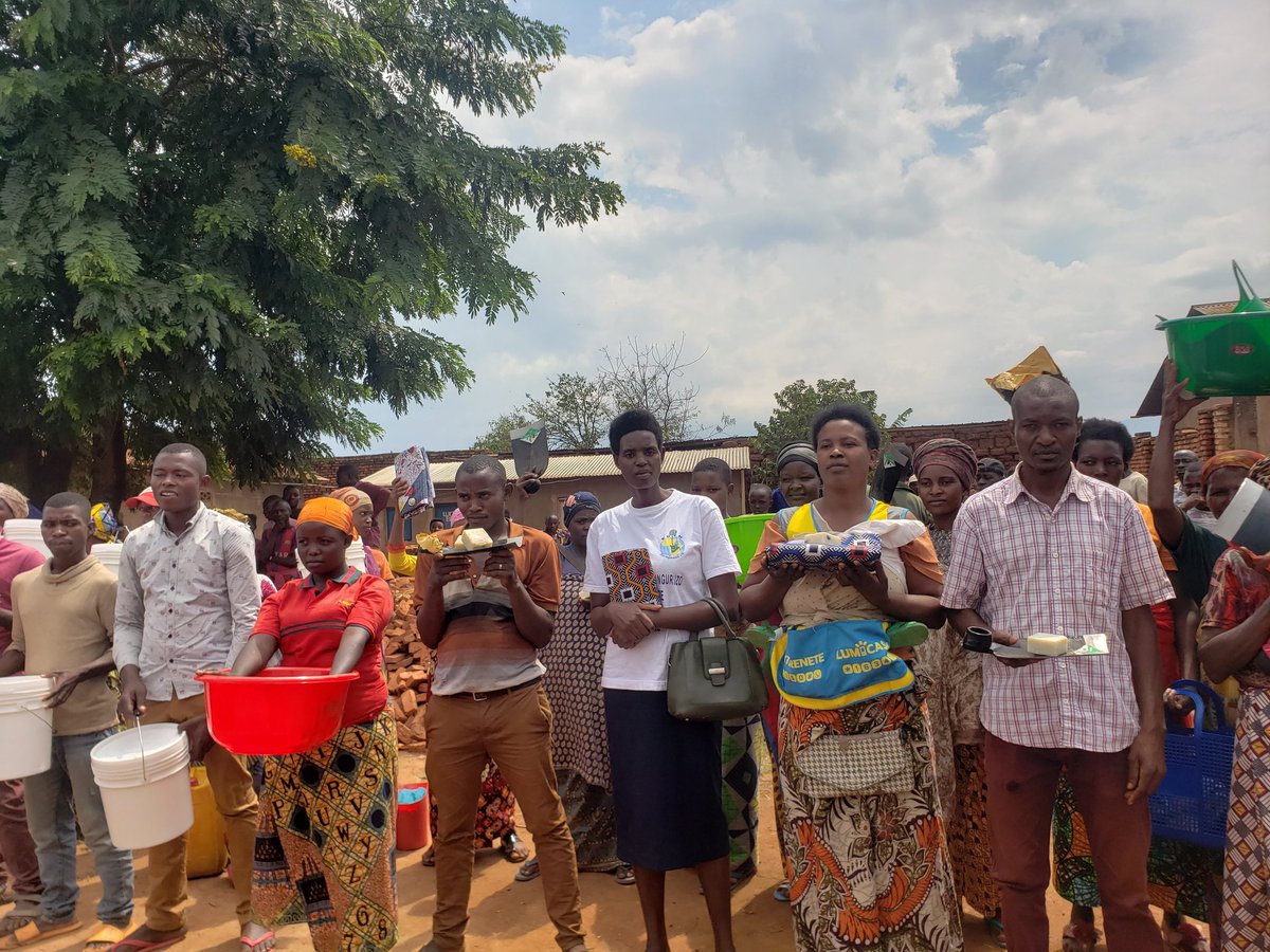 IPROSARUDE1's tweet photo. L'animation ce jeudi 21 septembre d'une émission Barushenguhere, a fait participé la #population de la colline Mparambo,commune Rugombo de la @CibitokeProv.Dans ce jeu question reponse,une masse d'info sur la nutrition, allaitement,a été donné.
@mspls_bdi
@Nkuriza_Mspls https://t.co/Crf6516Aij