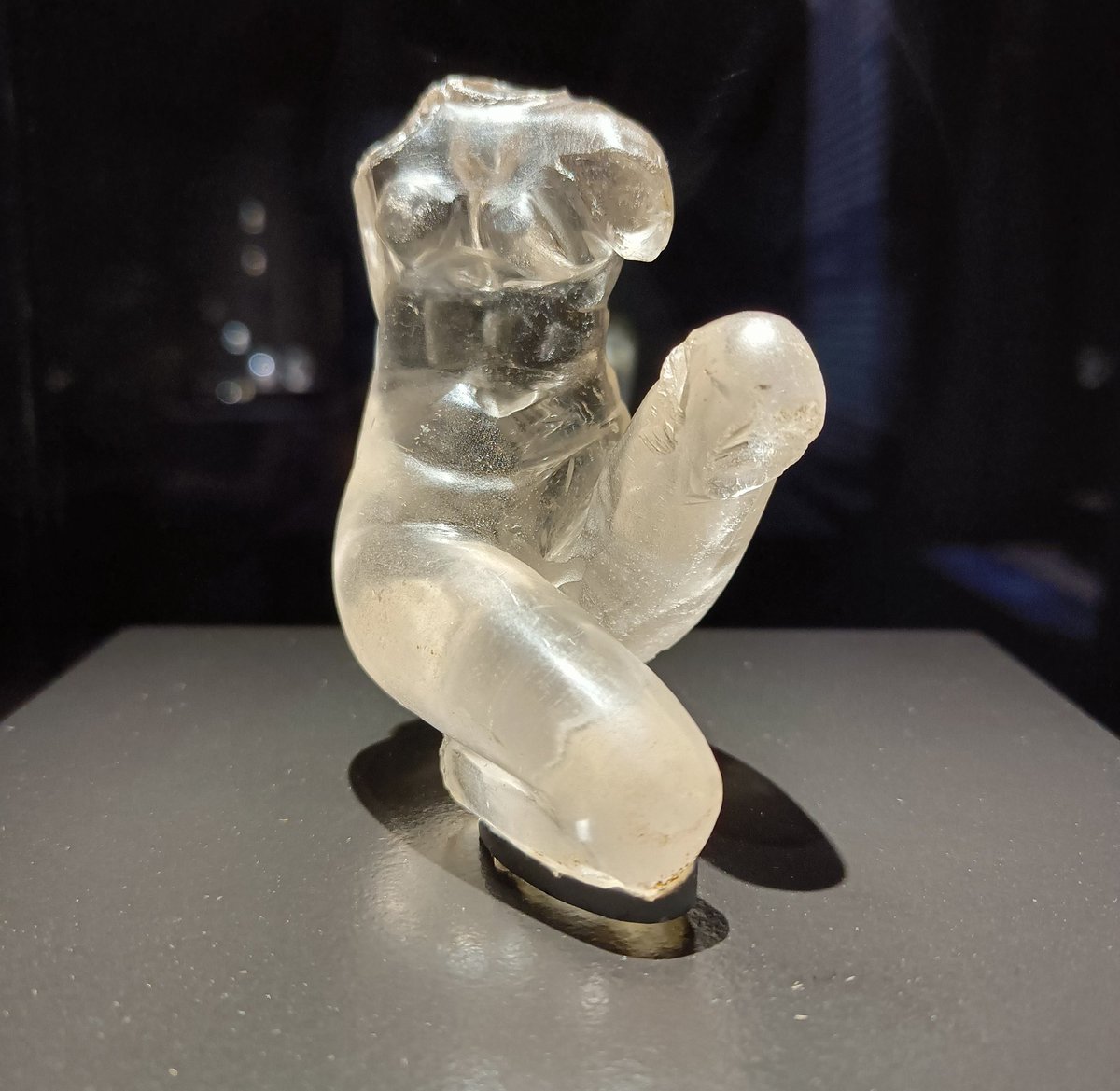 LaforeAlexandre's tweet photo. Plus habilement camouflé que jamais, le frigidarium du @museecluny accueille dès mardi une riche et passionnante exposition sur l'un des plus fascinants matériaux qui soient : le cristal de roche, un incontournable des trésors médiévaux, taillé du Solutréen jusqu'à nos jours ! https://t.co/111sy28pmI
