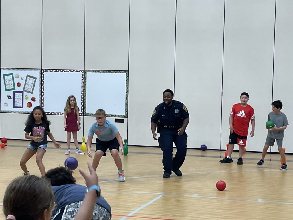 NCad1507's tweet image. Deputy Smith with the FBCSO came to DLE for Kids &amp;amp; Cops and came to the gym to play with the students in PE! We all loved the time he spent in the gym with us! @DLE_Lions #greatestplacetobe #justgoodteaching #livelaughliveleonetti #hearourroar