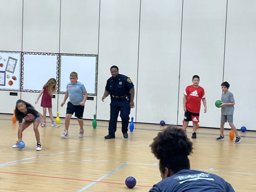 NCad1507's tweet image. Deputy Smith with the FBCSO came to DLE for Kids &amp;amp; Cops and came to the gym to play with the students in PE! We all loved the time he spent in the gym with us! @DLE_Lions #greatestplacetobe #justgoodteaching #livelaughliveleonetti #hearourroar