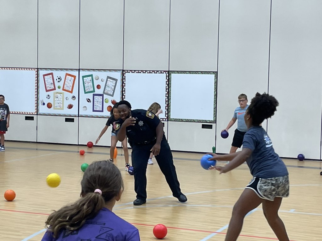 NCad1507's tweet image. Deputy Smith with the FBCSO came to DLE for Kids &amp;amp; Cops and came to the gym to play with the students in PE! We all loved the time he spent in the gym with us! @DLE_Lions #greatestplacetobe #justgoodteaching #livelaughliveleonetti #hearourroar