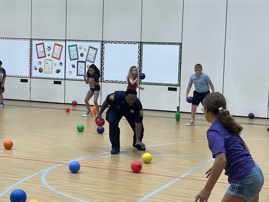 NCad1507's tweet image. Deputy Smith with the FBCSO came to DLE for Kids &amp;amp; Cops and came to the gym to play with the students in PE! We all loved the time he spent in the gym with us! @DLE_Lions #greatestplacetobe #justgoodteaching #livelaughliveleonetti #hearourroar