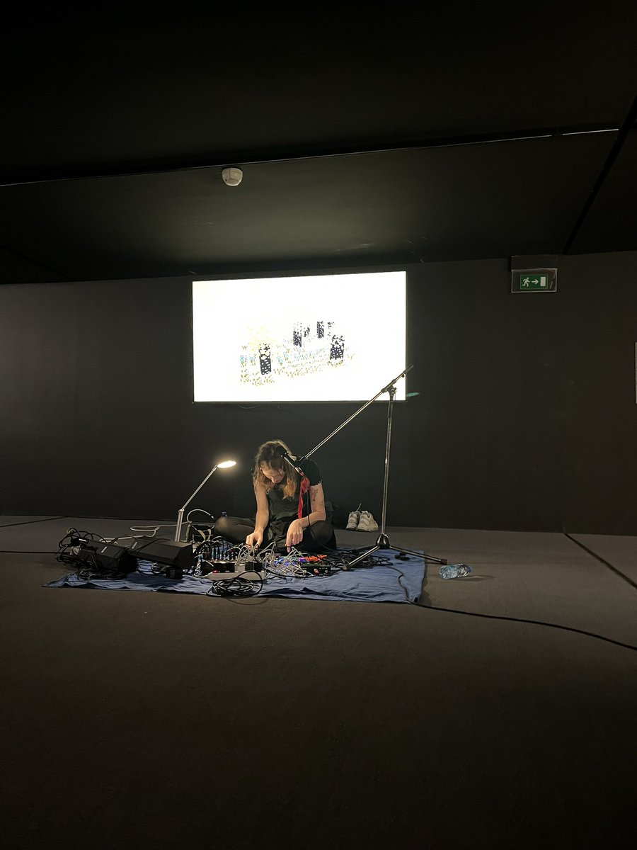 duhamel_vanessa's tweet photo. Nous étions très nombreux ce soir au Palais des Beaux-Arts pour la soirée de clôture de l’#openmuseum dédié au jeu vidéo pour écouter, parmi les plans-reliefs du musée, la #DJ belge #Lucia nous plonger dans son univers de voix, de chiptunes et... gameboys.
Un temps merveilleusement suspendu.
#Lille