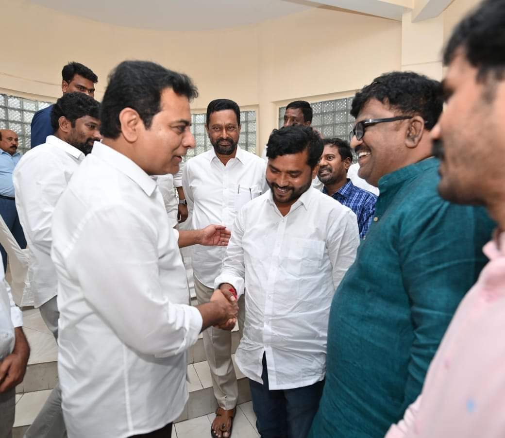 naveen9957's tweet photo. త్వరలో బీఆర్ఎస్ పార్టీలోకి ఏపూరి సోమన్న

KTR ని మర్యాదపూర్వకంగా కలిసిన ఏపూరి సోమన్న @brs https://t.co/944CNCQrCR