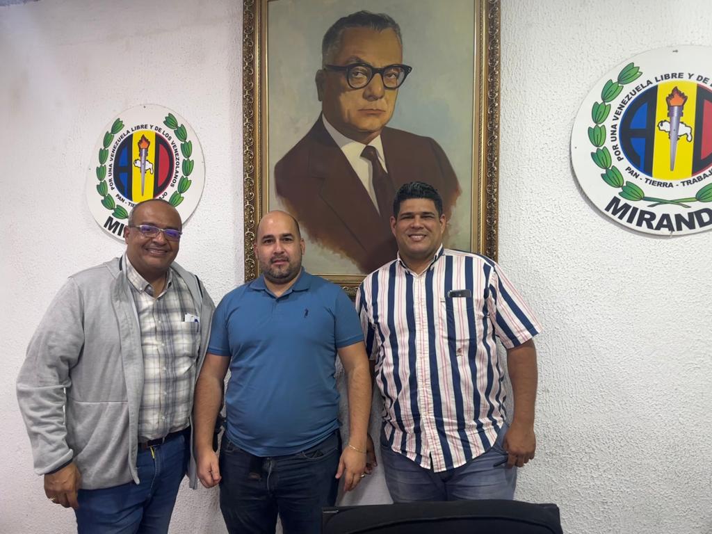 Trabajando por nuestro partido con los compañeros Secretario General <a href="/ADIsraelHerrera/">Israel Herrera</a> Secretario de Organización <a href="/juangutierrez20/">juan manuel</a> del CES #Miranda.

Por un #AD unido, fuerte  y siempre de la mano con las bases seguimos avanzando

#Merida #Caracas <a href="/Luisemartinezh/">Luis Eduardo Martínez</a>