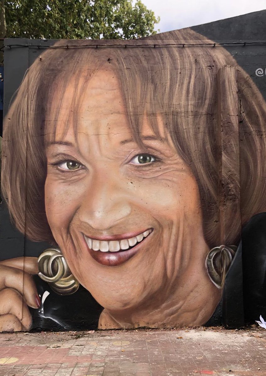 Una mujer que supo ganarse un lugar en un mundo de hombres a base de talento y carácter.
Una precursora y referente en lo que refiere a acortar la brecha de género.
Una artista increíble que se hace inmortal en su obra y desde ahora en mi corazón.