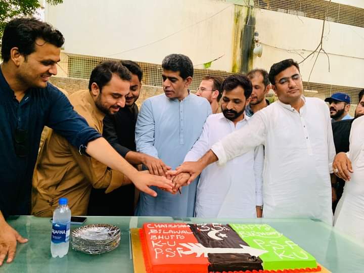 atta_rehma10673's tweet photo. سابق صدر پی ایس ایف جامعہ کراچی جعفر راکی کی جانب سے چیئرمین بلاول بھٹو زرداری کی سالگرہ کی تقریب کا انعقاد کیا گیا تقریب کے مہمان خصوصی ریاض بلوچ کنوینئر پیپلز پارٹی ڈسٹرکٹ ایسٹ تھے تقریب میں سینکڑوں طلبہ نے شرکت کی اور کامیاب پروگرام کے انعقاد پر جعفر راکی کو مبارکباد پیش کی https://t.co/20QMFtF0g6