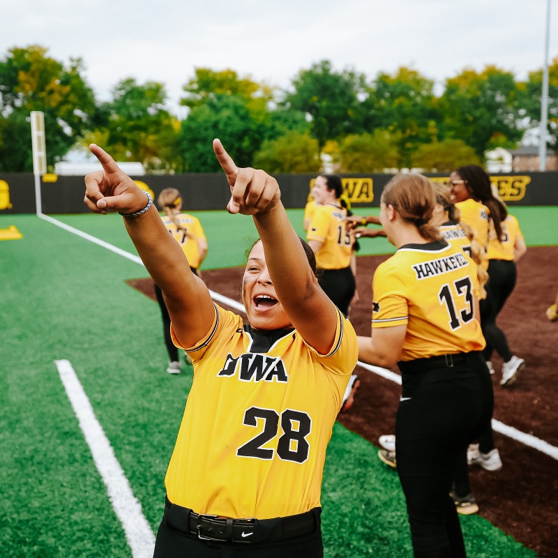 iowasoftball's tweet photo. 𝗙𝗮𝗹𝗹 𝗯𝗮𝗹𝗹 𝗳𝘂𝗻 🍂🥎

#Hawkeyes