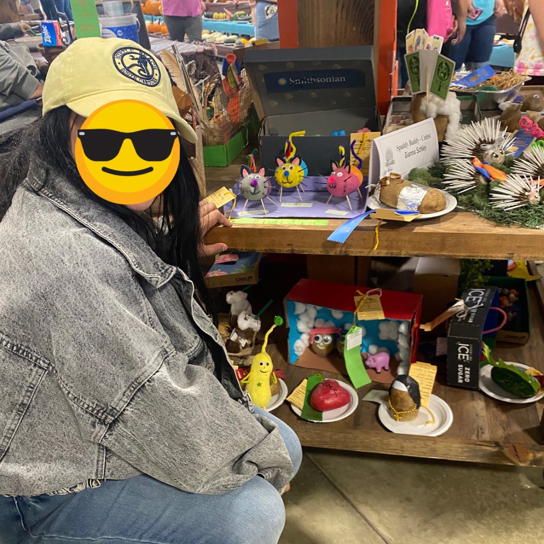 VanessaToner's tweet photo. @fcpsSUCCESS Team Royal Tโs had an AMAZING Fair Mission! We met cows, learned about farm equipment & saw students award winning Spud Buddy entries. So proud of our students for ordering & paying for lunch, working out budget & checking for correct change! #frederickfair https://t.co/lxLRT0RMLX